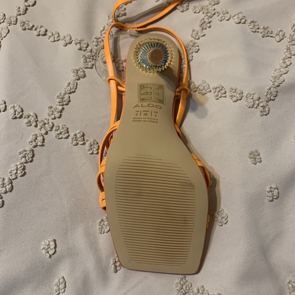 Strappy opened toed high heels - Picture 6 of 8